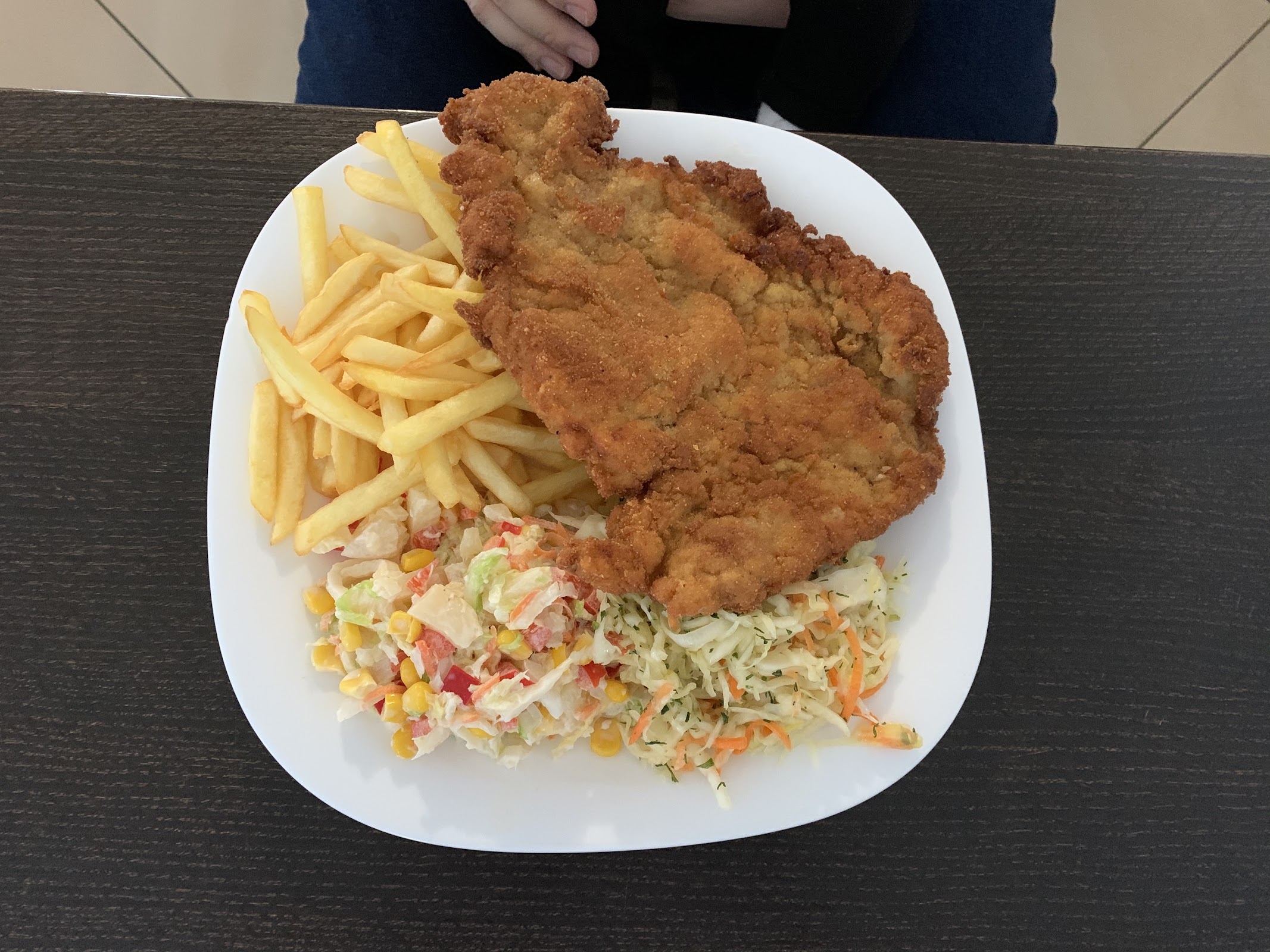 Schabowy po parysku z frytkami i dwiema surówkami na talerzu w Zajeździe Paryż